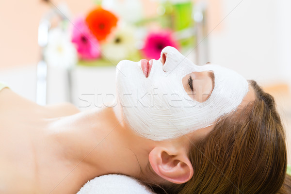 Wellness femeie faţă masca spa curăţa Imagine de stoc © Kzenon