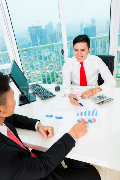 Asian banquier financière investissement offrant client [[stock_photo]] © Kzenon