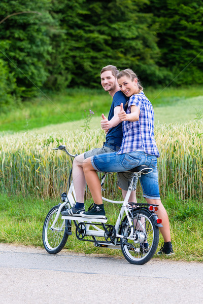 Cuplu calarie tandem bicicletă împreună ţară Imagine de stoc © Kzenon