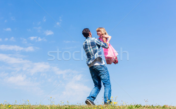 Apuci körül lánygyermek apa fej nyár Stock fotó © Kzenon