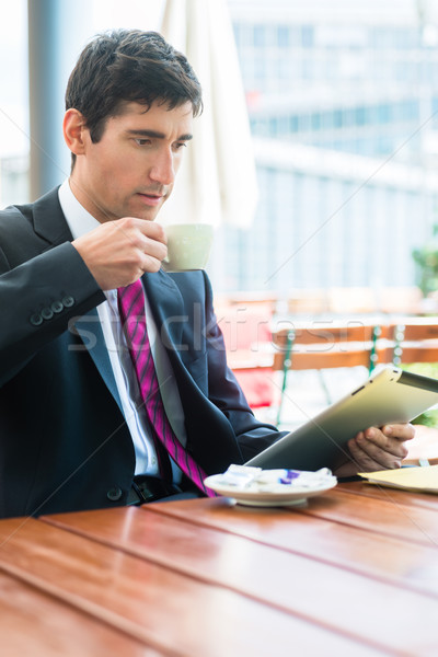 Foto stock: Empresario · lectura · información · tableta · potable