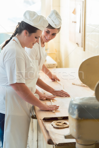 Foto d'archivio: Baker · donne · lavoro · panetteria · guardando · lavoro