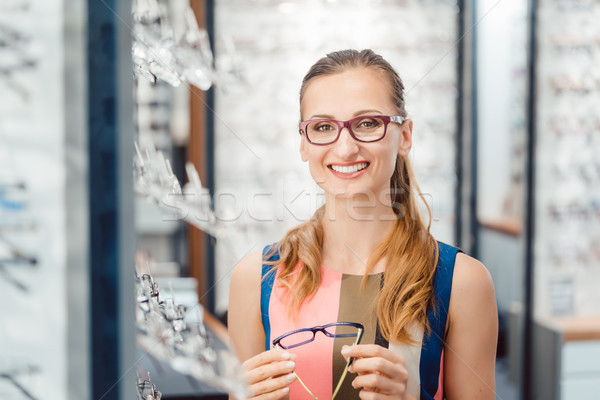 Femme satisfait nouvelle lunettes acheté magasin Photo stock © Kzenon