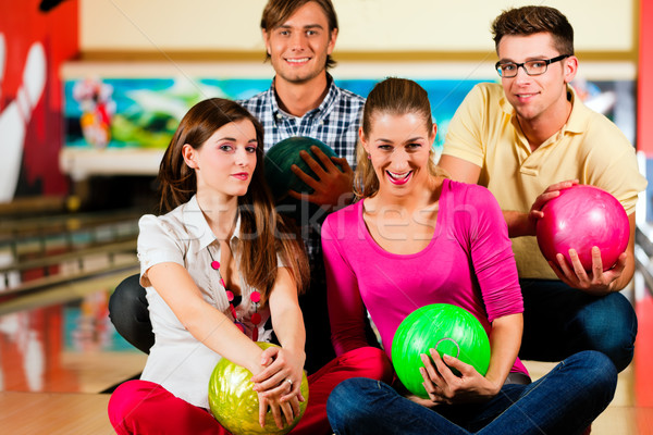 Prietenii bowling împreună grup patru Imagine de stoc © Kzenon