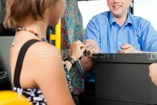 Kind boarding bus kopen ticket geld Stockfoto © Kzenon