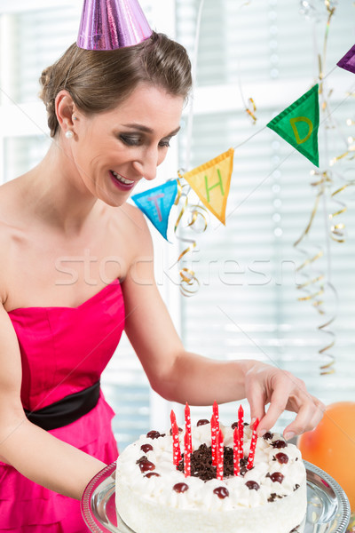 Portret mooie vrouw glimlachend Rood kaarsen cake Stockfoto © Kzenon