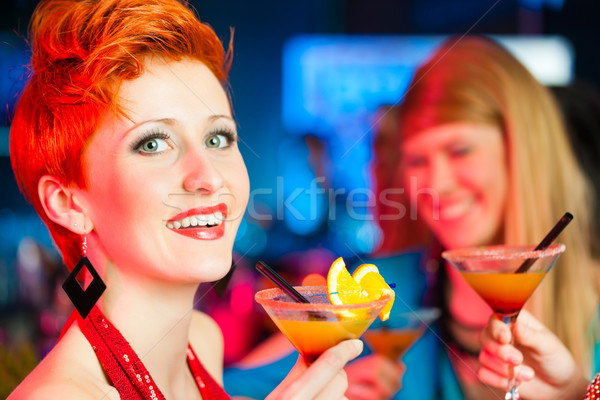 Menschen Club bar trinken Cocktails junge Frauen Stock foto © Kzenon
