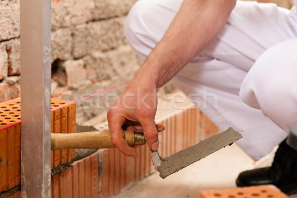 Kőműves dolgozik építkezés fektet téglák gyártmány Stock fotó © Kzenon