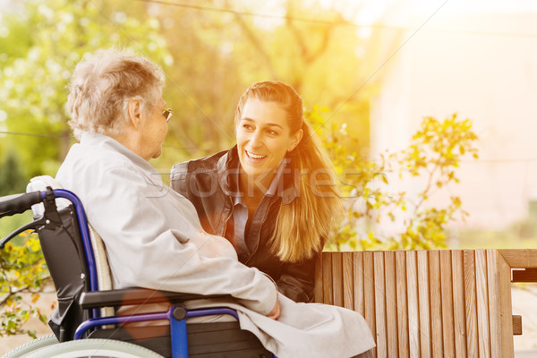 Frau Großmutter Pflegeheim Familie grünen Stock foto © Kzenon