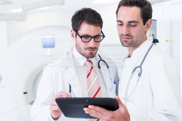 Médicos discutir raio x esquadrinhar em pé Foto stock © Kzenon