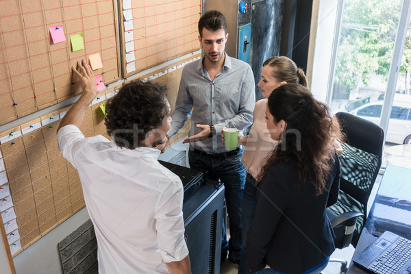 Oameni de creatie agentie vorbesc timp planificare Reuniunea Imagine de stoc © Kzenon