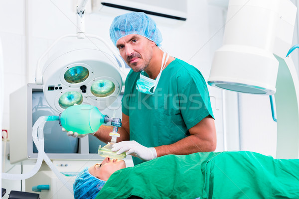 Foto stock: Médico · cirujano · paciente · sala · de · operaciones · hombre