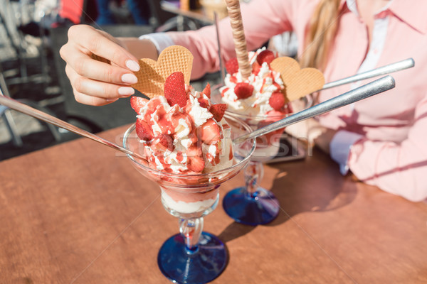 Foto stock: Mujeres · comer · helado · restaurante · fresas