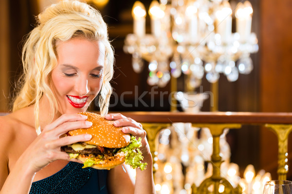 年輕女子 餐廳 漢堡 精緻的餐點 吃 漢堡 商業照片 © Kzenon