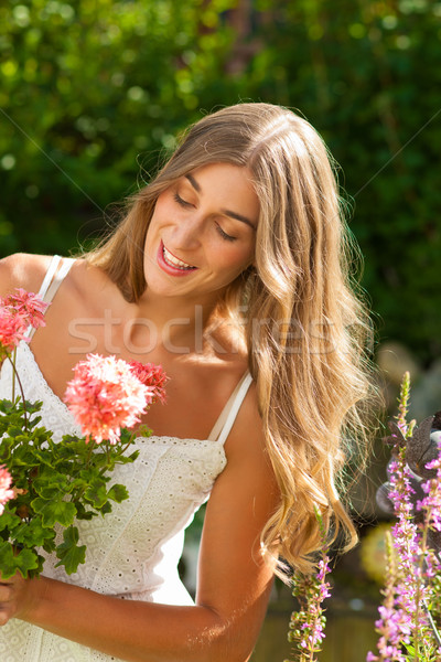 Jardín verano feliz mujer flores jardinería Foto stock © Kzenon