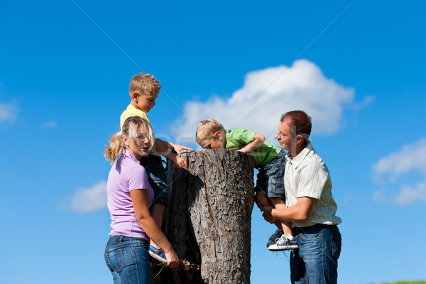 Familie Ausflug Sommer glückliche Familie Baum Kinder Stock foto © Kzenon