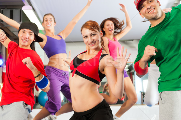 Fitness zumba dans opleiding gymnasium jongeren Stockfoto © Kzenon