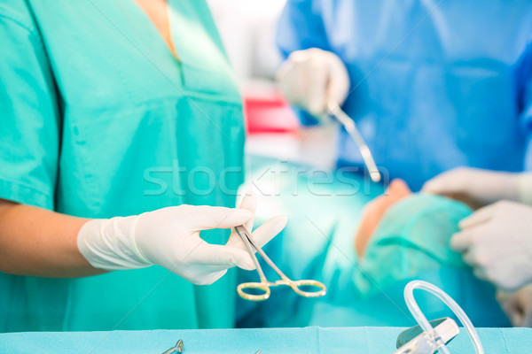 Foto stock: Cirujanos · paciente · sala · de · operaciones · hospital · cirugía · equipo