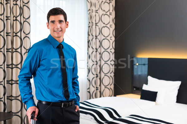 Férfi érkezés hotelszoba terv hotel dolgozik Stock fotó © Kzenon