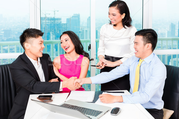 Asian bankier team paar kantoor cliënt Stockfoto © Kzenon