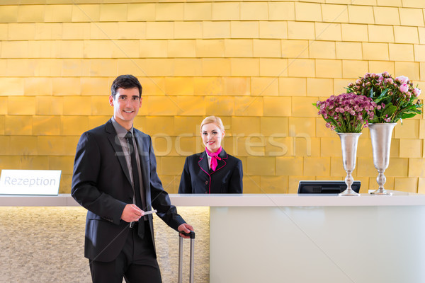 Hotel recepcionista comprobar hombre clave tarjeta Foto stock © Kzenon