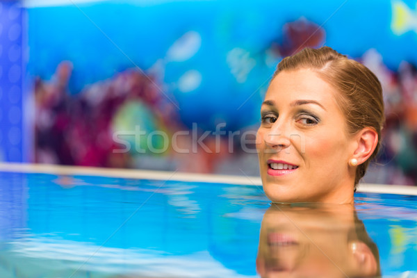 улыбающаяся женщина Бассейн молодые улыбаясь лице поверхность Сток-фото © Kzenon