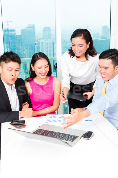 [[stock_photo]]: Asian · banquier · équipe · couple · bureau · client