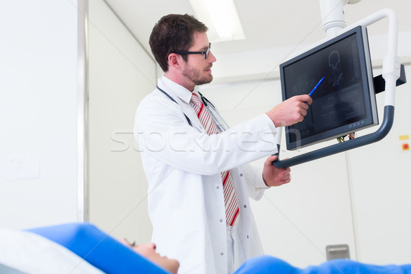 醫生 病人 mri 瀏覽 屏幕 商業照片 © Kzenon