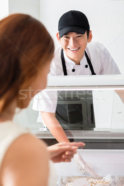 Lächelnd hilfreich Assistent Servieren Kunden weiblichen Stock foto © Kzenon
