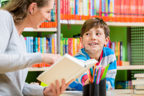 Matka czytania książki biblioteki syn kobieta Zdjęcia stock © Kzenon