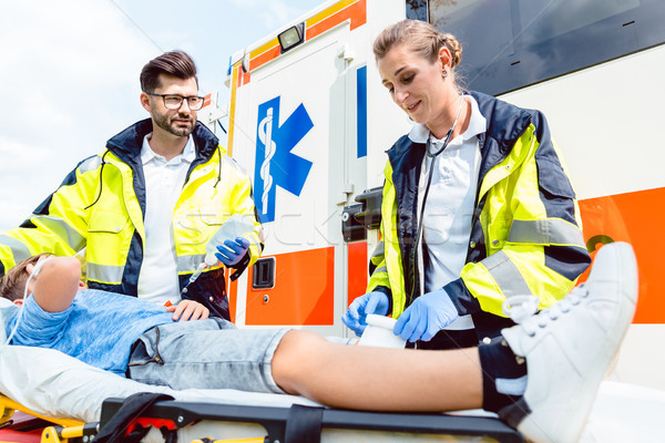 Paramedic caz de urgenţă medic băiat Imagine de stoc © Kzenon