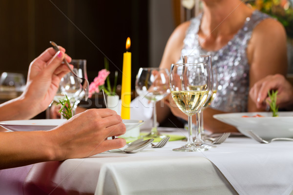 Oameni amenda de mese elegant restaurant alimente tabel Imagine de stoc © Kzenon