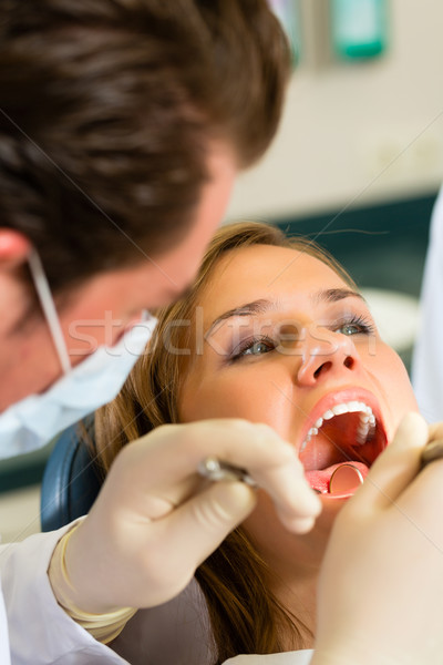 Paciente dentista dentales tratamiento femenino Foto stock © Kzenon