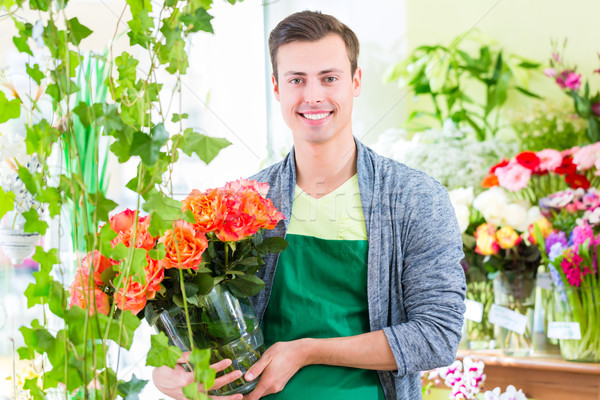 Bloemist werken jonge knap verkopen Stockfoto © Kzenon