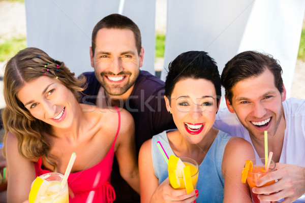 Grupo amigos potable cócteles playa bar Foto stock © Kzenon