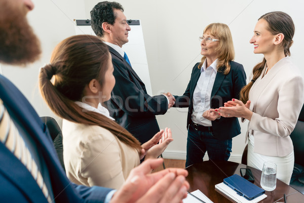 Kettő középkorú üzlet munkatársak mosolyog kézfogás Stock fotó © Kzenon