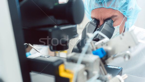 Medic om de ştiinţă uita microscop laborator biotech Imagine de stoc © Kzenon