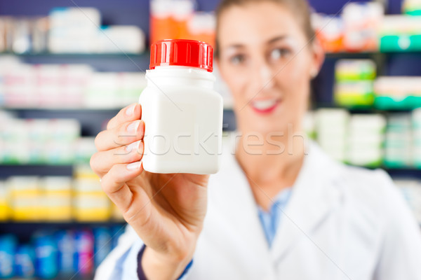 商業照片: 女 · 藥劑師 · 藥房 · 常設 · 藥店 · 背後