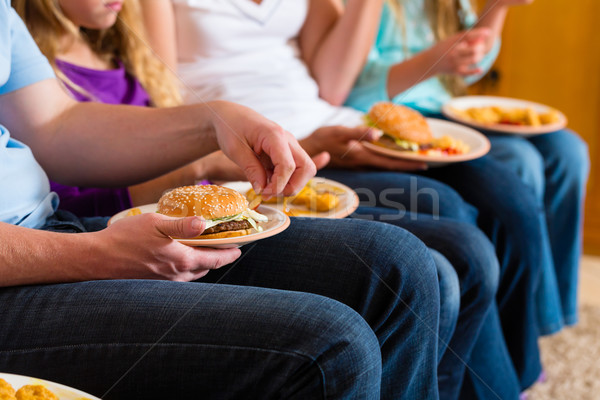 Familie eten hamburger fast food jonge moeder Stockfoto © Kzenon