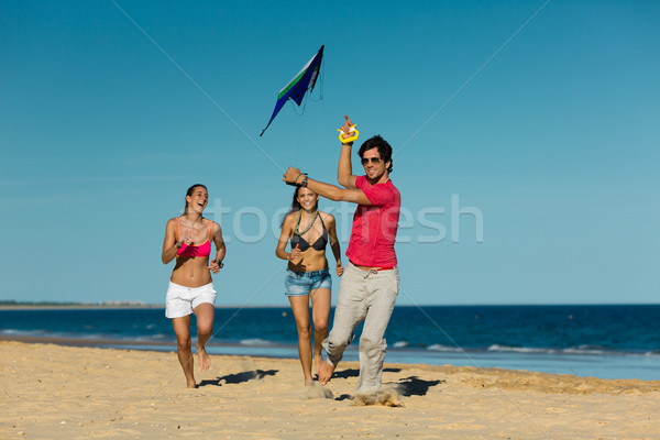 Stockfoto: Man · vrouwen · lopen · strand · Kite · groep