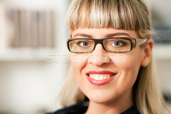 Nő könyvespolc portré fiatal nő szemüveg ül Stock fotó © Kzenon