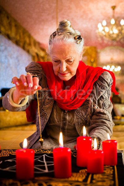 Péndulo femenino esotérico futuro responder preguntas Foto stock © Kzenon