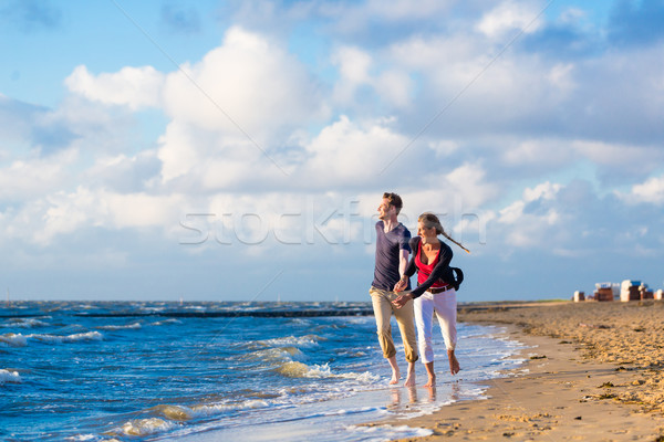 Foto stock: Pareja · ejecutando · arena · olas · playa