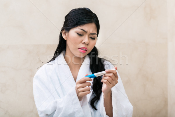 亞洲的 女子 傷心 妊娠試驗 早晨 房子 商業照片 © Kzenon