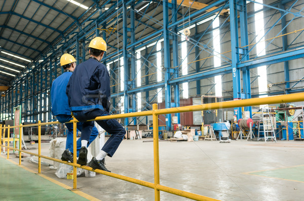 Vedere din spate doua muncitorii rupe interior industrial Imagine de stoc © Kzenon