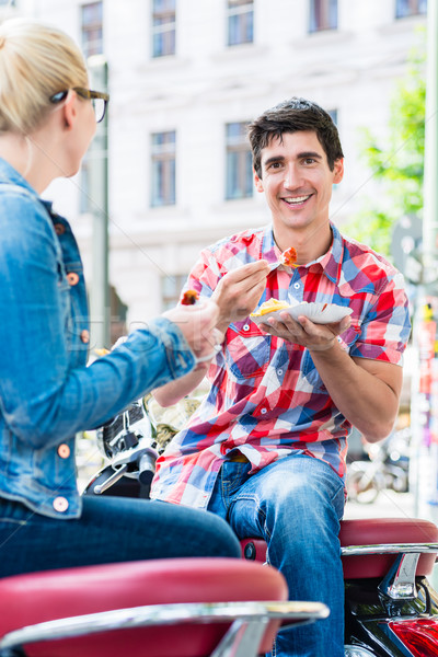 Turísticos Pareja toma gira comer Foto stock © Kzenon