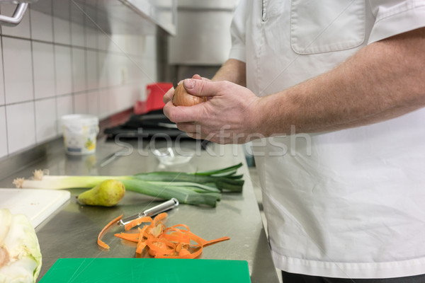 Stok fotoğraf: şef · soğan · pişirmek · mutfak · gıda · restoran