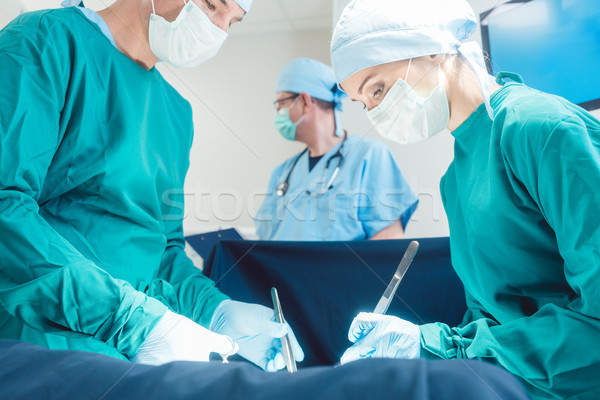 外科 醫生 充分 濃度 手術 工作的 商業照片 © Kzenon