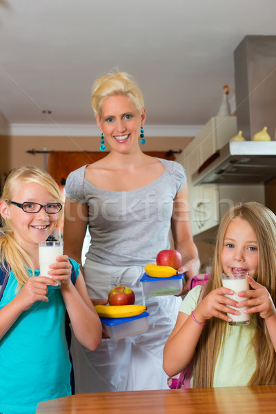 Aile anne kahvaltı okul çocuklar Stok fotoğraf © Kzenon