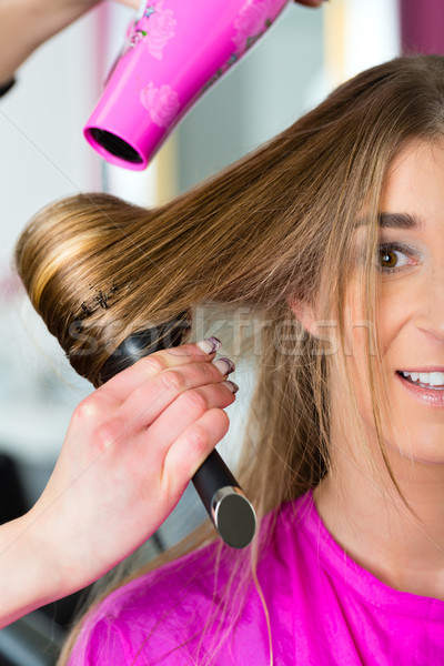 Frau Friseur Haar getrocknet Stylistin Kunden Stock foto © Kzenon